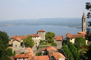 VEDUTA CON IL CASTELLO E LA CHIESA PARROCCHIALE